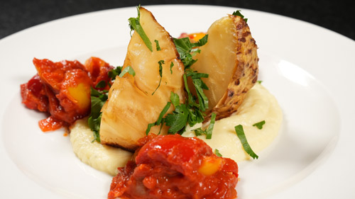Das Foto zeigt den Feiertagsschmaus aus Ofensellerie mit Kartoffelpüree und Letschogemüse